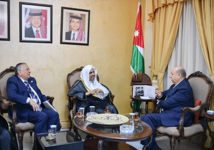 Le Ministre de la culture jordanien  recevant le Secrétaire Général de la Ligue Islamique Mondiale dans son bureau à Amman où ils ont traité de divers sujets d’intérêt commun.