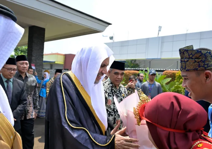 Atas undangan resmi dari Republik Indonesia, hari ini, Yang Mulia Syekh Dr. Mohammed Al-Issa, telah tiba di Bandara Internasional Halim Perdanakusuma, "Jakarta", Ibu Kota Indonesia