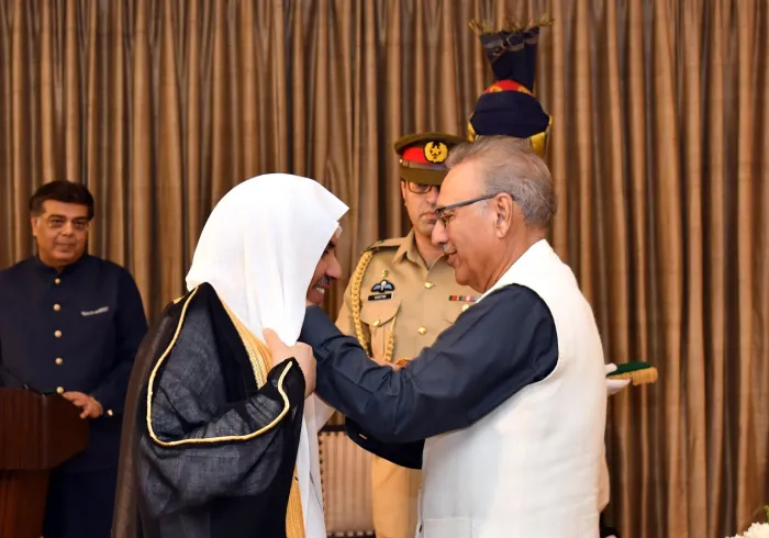 Pakistan President awards Secretary General of MWL “Crescent of Excellence” the highest in the country in appreciation of his efforts in spreading the message of peace in the name of Islam and combating “Islamophobia”: