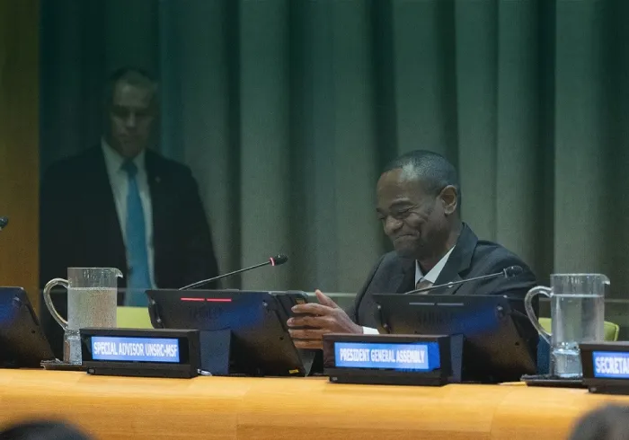 نیویارک میں اقوام متحدہ کے ہیڈ کوارٹر سے”مشرق اور مغرب کے درمیان مفاہمت اور امن کے پُلوں کی تعمیر“ کے لئے رابطہ عالم اسلامی کے اقدام کے آغاز کے موقع پر،اقوام متحدہ میں کثیر الثقافتی مذاہب کے مطالعہ کے لئے خصوصی مشیر جناب آرتھر ایس ولسن کے خطاب سے اقتباس: