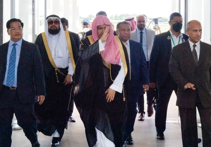 Dr. Mohammad Alissa arrived at Phnom Penh International Airport at the official invitation of the Kingdom of Cambodia