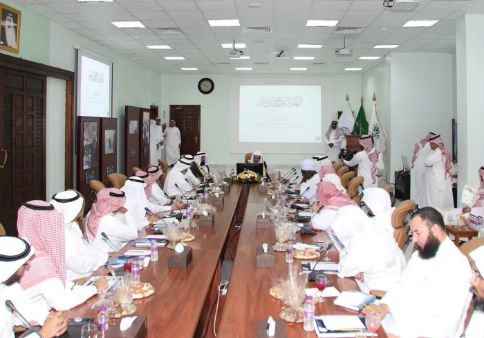 Le SG de la Ligue Islamique Mondiale, D.Mohamed AlIssa avec directeurs de OMSPD inaugurant le programme des réfugiés Rohingya au Bangladesh où la LIM fournit des camps avec équipements les plus appropriés à l’aide humanitaire.