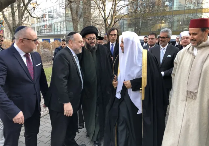 HE Dr. Mohammad Alissa and Muslim dignitaries were greeted at the Nożyk Synagogue by Chief Rabbi Michael Schudrich and other Jewish leaders this afternoon