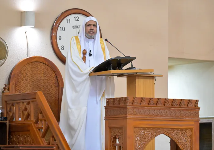 Cheikh Mohammed Al-Issa prononce le sermon du vendredi et dirige la prière des fidèles, mettant l’accent, dans son sermon, sur la guidance du Saint Coran « vers ce qui est le plus droit »