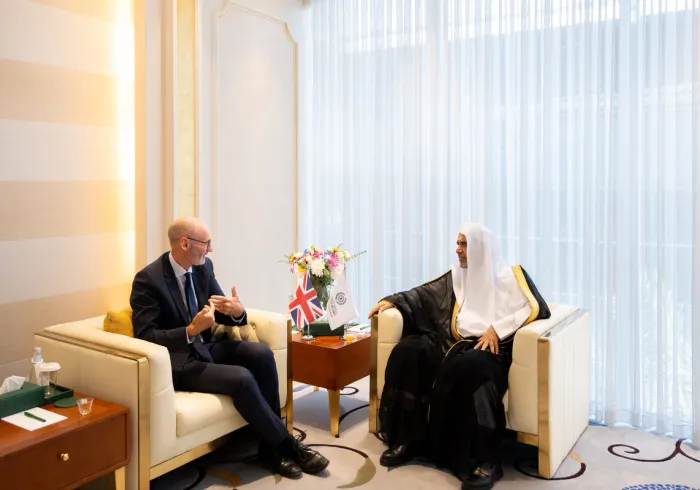 جناب آقای دکتر شیخ محمد العیسی ، دبیرکل سازمان همبستگی جهان اسلام ورئیس انجمن علمای مسلمان، در دفتر خود در ریاض، از جناب آقای استیون هیچن، سفیر پادشاهی متحده بریتانیا در مملكت عربستان سعودی، استقبال کرد