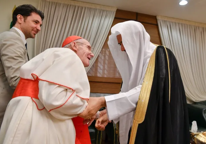 Le Secrétaire Général de la Ligue Islamique Mondiale D. Al-Issa recevant le Cardinal Jean-Louis Tauran, Président du Conseil Pontifical du Vatican pour le dialogue inter religieux.