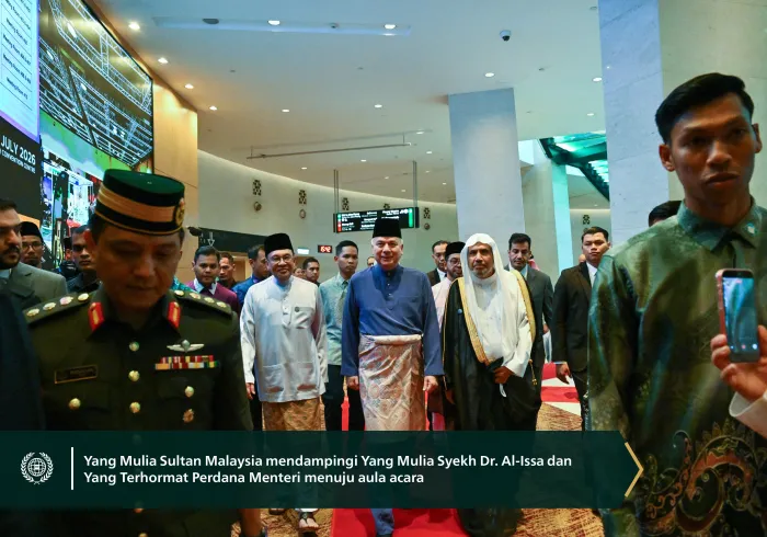 Yang Mulia Sekretaris Jenderal LMD sekaligus Ketua Organisasi Ulama Muslim, Syekh Dr. Mohammed Alissa  , menyampaikan pidato pembukaan pada Konferensi Tingkat Tinggi Internasional Ketiga Para Pemimpin Agama