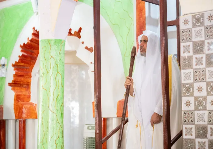 آج نواکشوط میں جمعہ کے منبر پر.. ایک عظیم الشان علمائی استقبالیہ تقریب کے بعد: عزت مآب شیخ ڈاکٹر محمد العیسی، نامور علمائے کرام اور نمازیوں کی ایک بڑی تعداد کی موجودگی میں جمعے کے اجتماع سے خطاب اور امامت فرما رہے ہیں۔