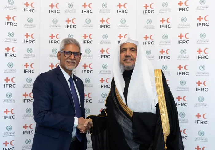 سیکرٹری جنرل ڈاکٹر محمد العیسی اورعالمی انجمن صلیب احمر وہلال احمر کے سیکرٹری جنرل دنیا بھر میں تنازعات کے متاثرین،مہاجرین اور بے گھر افراد کی امداد کے لئے معاہدے پر دستخط کررہے ہیں