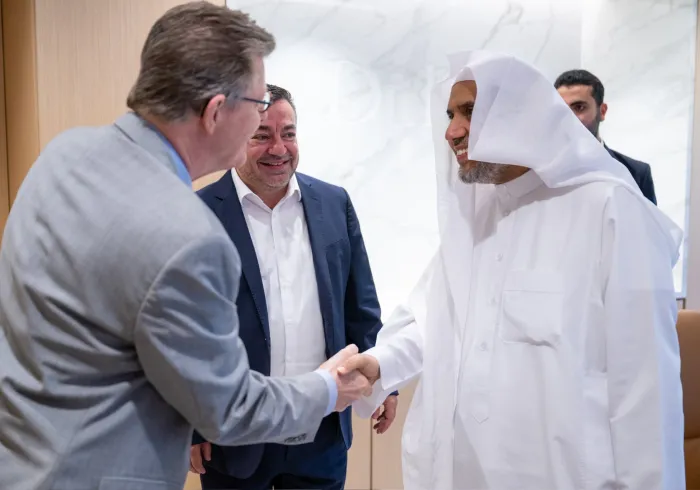 جناب دبیرکل و رئیس انجمن علمای مسلمان، آقای دکتر شیخ محمد العیسی ، با رئیس دانشگاه دوک آمریکا، دکتر وینسنت پرایس دیدار کرد.  دکتر پرایس از حضور این‌جناب بزرگوار ‌ در دانشگاه استقبال کرده و قدردان پاسخ ایشان به دعوت دانشگاه برای سخنرانی، برگزاری نشست‌ها و گفت‌وگو با اعضای دانشگاه بود