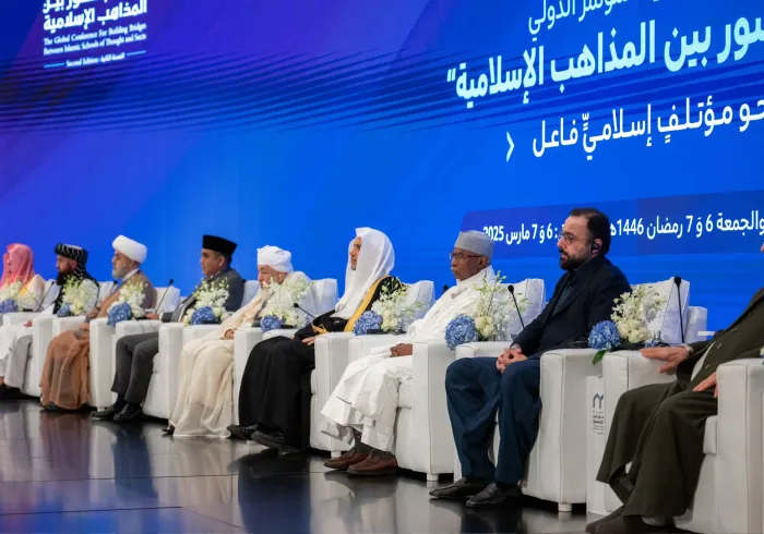 برای نخستین‌بار در تاریخ اسلام و با امضای علمای امت، حامل خیر برای تمام تنوع مذهبی، منشأگرفته از مهد رسالت اسلامی در مکه مکرمه و تحت حمایت کریمانه خادم حرمین شریفین، ملک سلمان بن عبدالعزیز آل سعود، پادشاه ممكت عربستان سعودی (حفظه‌الله)