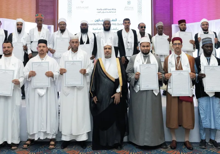 خدمات کتاب خداوند متعال را به مسلمانان در سراسر جهان رسانده است و شمار بهره‌مندان از آن در مدتی کوتاه به حدود شصت هزار نفر رسیده است که در میان آنان ۲۸۴ مرد و زن، با سند متصل به سرور و پیامبر گرامی اسلام ﷺ، اجازه یافته‌اند