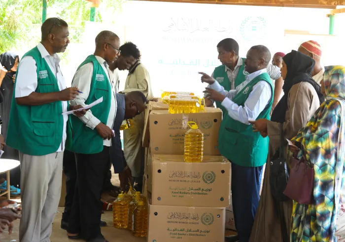 Le bureau de la Ligue islamique mondiale en République du Soudan poursuit ses programmes humanitaires et médicaux, malgré tous les défis liés à la guerre, en coordination directe avec les autorités compétentes.