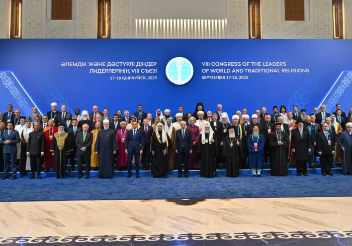 El Secretario General de la Liga del Mundo Islámico, Presidente del Consejo de Ulemas, el Sheij Mohammed Al-Issa dirigiéndose a los participantes de la sesión inaugural de la «Cumbre Mundial de las Religiones»