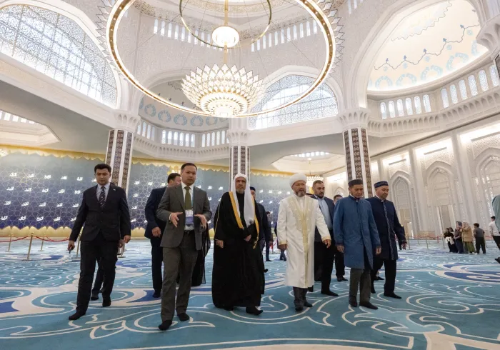 El Secretario General de la Liga del Mundo Islámico, Presidente del Consejo de Ulemas, el Sheij Mohammed Al-Issa, visitó la Gran Mezquita de Astaná, donde asistió a una presentación sobre ella ofrecida por el Gran Muftí, el Sheij Nourzbay Haji Taganuly.