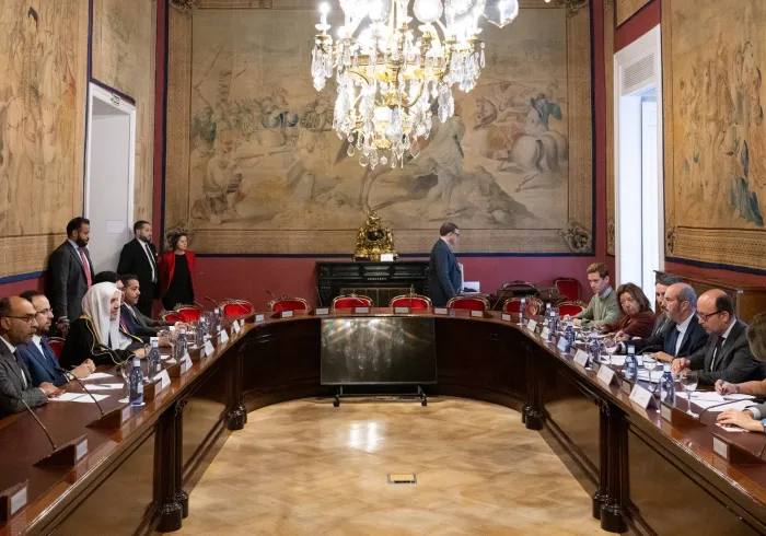 Yang Mulia Sekretaris Jenderal LMD, Ketua Organisasi Ulama Muslim, Syekh Dr. Mohammed Alissa , bertemu dengan Ketua Senat Spanyol, Tuan Pedro Rollán, di markaz Senat di ibu kota Madrid