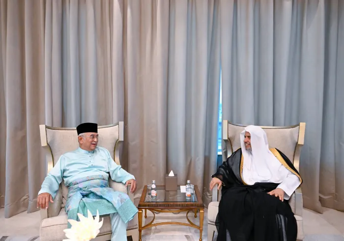 Di kediamannya di "Kuala Lumpur", Yang Mulia Sekretaris Jenderal LMD, Syekh Dr. Mohammed Al-Issa, menerima kunjungan Yang Mulia Tun Seri Dr. Haji Mohd Ali bin Mohd Rustam, Yang di-Pertua Negeri Melaka