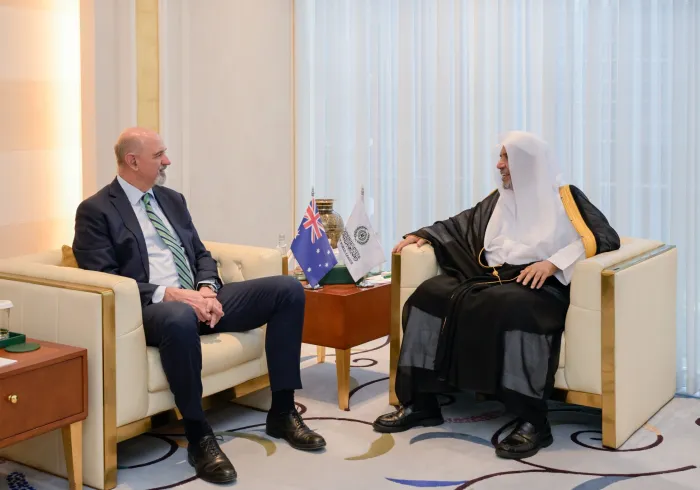 استقبلَ معالي الأمين العام، رئيس هيئة علماء المسلمين، فضيلة الشيخ د.⁧‫محمد العيسى‬⁩‬⁩ في مكتبه بالرياض، ظُهرَ اليوم، سعادةَ سفير أستراليا لدى المملكة العربية السعودية، السيد مايلز روبرت أرميتاج. ‏وجرى خلال اللقاءِ مناقشةُ عددٍ من الموضوعات ذات الاهتمام المُشترَك.