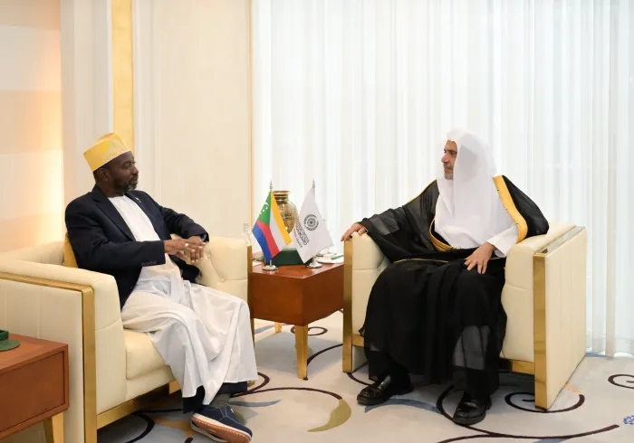 ‏استقبلَ معالي الأمين العام، رئيس هيئة علماء المسلمين، فضيلة الشيخ د.⁧‫محمد العيسى‬⁩‬⁩ في مكتبه، ظُهرَ اليوم، سعادةَ سفير جمهورية جزر القمر المتحدة لدى المملكة العربية السعودية، السيد عيسى سولي ممادي