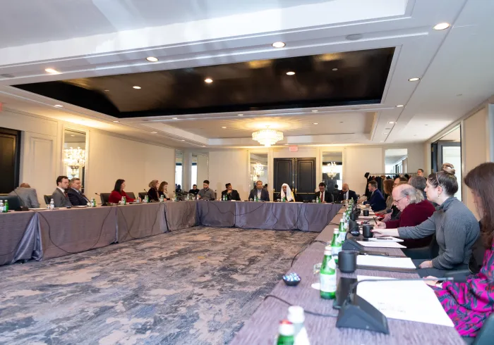 جناب دبیر کل، و رئیس انجمن علمای مسلمان، آقای دکتر شیخ محمد العيسى در محل اقامت خود در واشنگتن با تعدادی از رهبران سازمان های بین المللی بشردوستانه و رهبران دینی شاغل در ایالات متحده آمریکا که 