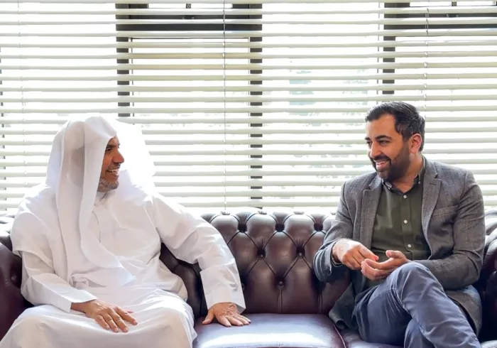 El Secretario General de la Liga del Mundo Islámico y Presidente del Consejo de Ulemas, el Sheij Dr. Mohammed Al-Issa , se reunió en el Centro islámico de Londres con el ex primer ministro de Escocia, Sr. Humza Yousaf