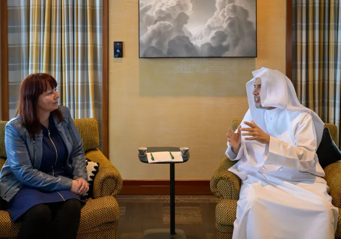 Yang Mulia Sekretaris Jenderal LMD sekaligus Ketua Organisasi Ulama Muslim, Syekh Dr. Mohammed Al-Issa , menerima kunjungan Ibu Miriam Wagner, Direktur Eksekutif Institut Woolf yang terkemuka di Universitas Cambridge, beserta Bapak Rick Sopher