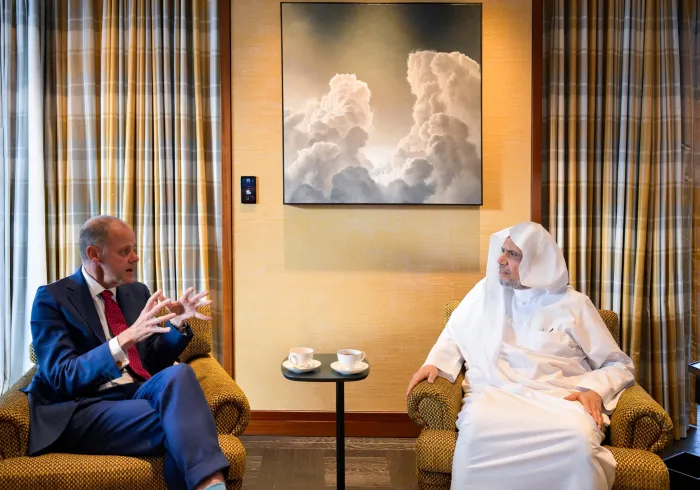 Yang Mulia Sekretaris Jenderal LMD sekaligus Ketua Organisasi Ulama Muslim, Syekh Dr. Mohammed Al-Issa , menerima kunjungan Lord Russell Rook dan Lord John Walney, anggota Majelis Tinggi (House of Lords) di Parlemen Britania Raya