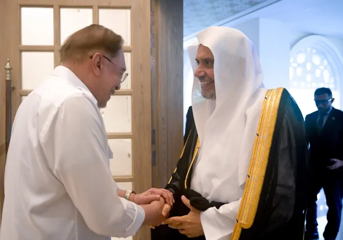 استقبل دولةُ رئيس وزراء ماليزيا، داتو سري أنور إبراهيم، في قصر الضّيافة الماليزي "منزل رئيس الوزراء"، معالي الأمين العام، رئيسَ هيئة علماء المسلمين، فضيلةَ الشيخ د.⁧‫محمد العيسى