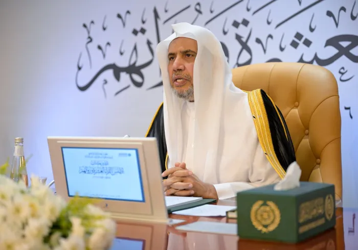 Fotos de la ceremonia en la que el Secretario General, el Sheij Dr. Mohammed Al-Issa inauguró, en la sede de la Liga del Mundo Islámico en La Meca, el «Atlas de los diez recitadores del Corán y sus transmisores», en presencia de su autor, el Sheij Sami Al-Maghlouth