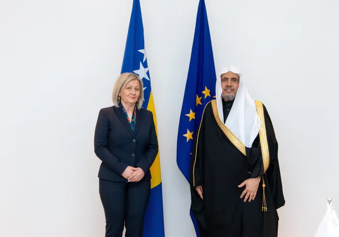 La Primera Ministra de Bosnia-Herzegovina, Sra. Borjana Kristo, recibió en la sede del Gobierno en Sarajevo al Secretario General, presidente de la Comisión de Ulemas Musulmanes, el sheij Mohammed Al-Issa.