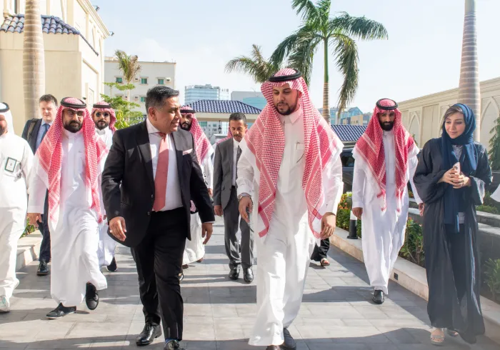 Yang Mulia Asisten Sekretaris Jenderal Komunikasi Korporat, Tuan Abdulwahab Al-Shehri, menyambut delegasi Inggris yang dipimpin oleh Yang Mulia Menteri Negara Inggris untuk Urusan Timur Tengah, Afrika Utara, Asia Selatan, serta Urusan PBB dan Persemakmura