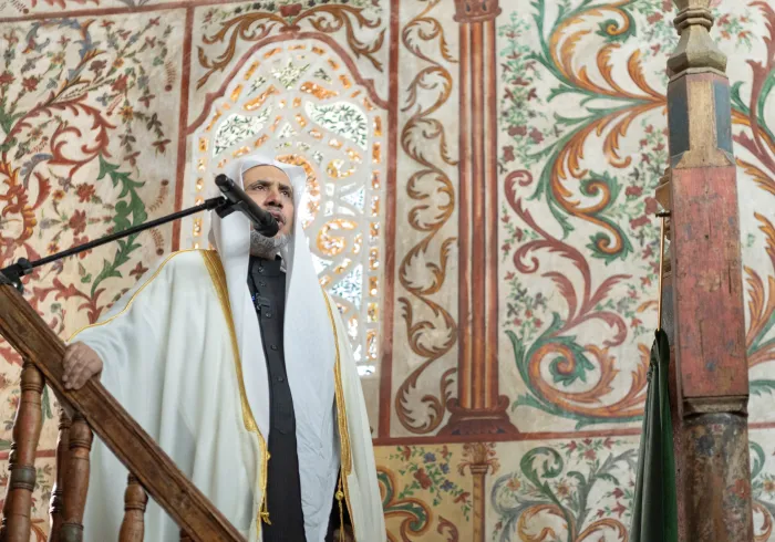 از روی منبر مسجد جامع بزرگ تاریخی در پایتخت آلبانی، تیرانا: جناب شیخ د. محمد العیسی در خطبه ی نماز جمعه روز ششم شعبان با بیان ارزش های اسلام و رفتار مسلمانان، فرمودند