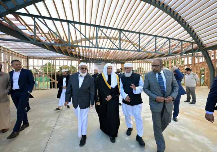Yang Mulia Sekretaris Jenderal LMD sekaligus Ketua Organisasi Ulama Muslim, Syekh Dr. Mohammed Al-Issa  , meninjau tahap pertama pembangunan Pusat Islam (Islamic Center) di Auckland, serta turut serta dalam penanaman pohon zaitun perdamaian di dalam kompleks tersebut.