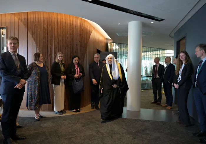 Yang Mulia Sekretaris Jenderal LMD sekaligus Ketua Organisasi Ulama Muslim, Syekh Dr. Mohammed Al-Issa  , mendapat sambutan dan penghormatan dari penduduk asli "Maori", di Gedung Pemerintah Selandia Baru.
