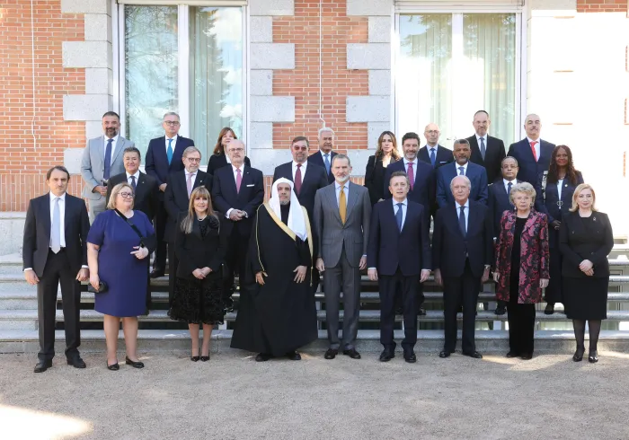 که با حضور جناب آقای دکتر شیخ  محمد العیسی به عنوان مهمان افتخاری، جناب  بزرگوار فیلیپ ششم، پادشاه اسپانیا، و گروهی نخبه از رهبران ارشد حقوقی وزارتی و قانونگذار و روسای شوراها و دادگاه های قانون اساسی : «اروپا و تعدادی از کشورهای آمریکای مرکزی و جنوبی» از وی استقبال نمودند