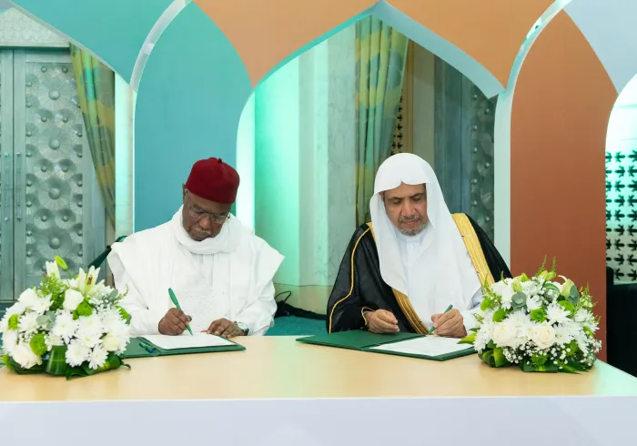 توقيعُ مذكّرتَي تفاهُم بين رابطة العالم الإسلامي ومنظمة التعاون الإسلامي
