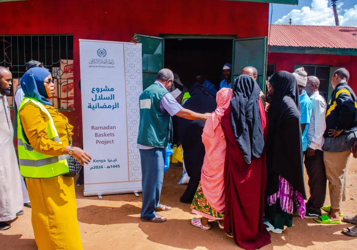 کاروان های سازمان همبستگی جهان اسلام همچنان به اجرای طرح توزیع سبدهای ماه مبارک رمضان بین نیازمندترین گروه ها در جهان اسلام و کشورهای دارای اقلیت ادامه می دهند ، و اینجا ماموریت های اهدایی