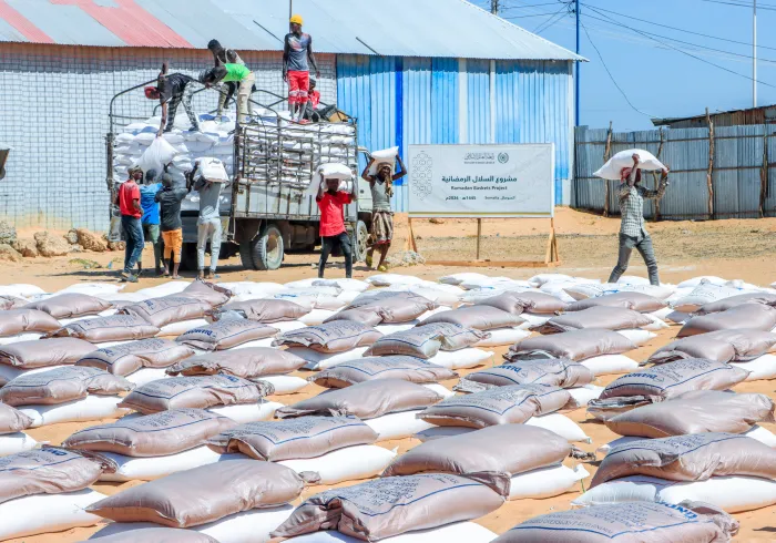 Pendant le mois de la miséricorde, La Ligueislamiquemondiale continue de mettre en œuvre son projet de distribution de paniers alimentaires du mois du Ramadan aux personnes dans le besoin dans le monde islamique et dans les pays à minorité musulmane.