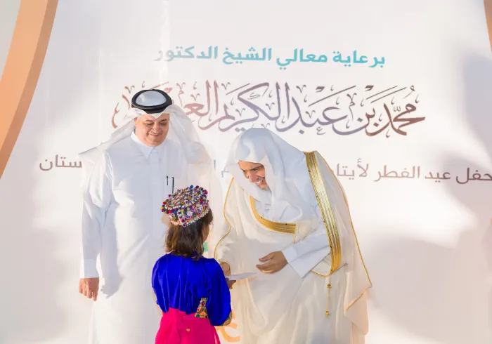 Foto de la celebración del Sheij Mohammed Al-Issa, SG de la LMI, en la festividad del Aid El Fitr en el orfanato Ali bin Abi Talib en Pakistán, que cuenta con cerca de 4600 huérfanos: