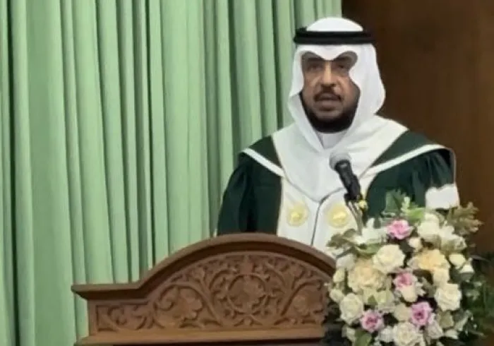 En nombre del Secretario General, presidente de la Comisión de Ulemas, el Sheij Mohammed Al-Issa, el Secretario General Adjunto, el Sheij Abdul Rahman Al-Zaid