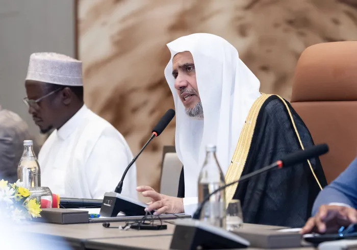 Fortalecer los lazos de los musulmanes de África con su profundidad islámica y el vínculo de su comunidad Desde el lugar al que se dirigen los corazones, la Qibla universal: 