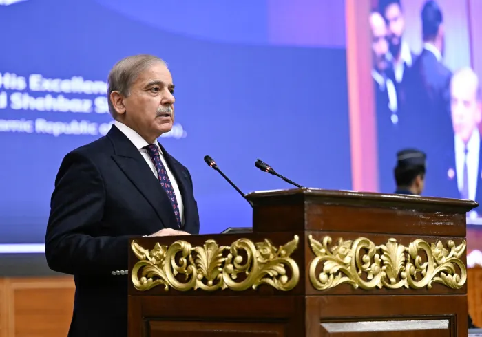El Primer Ministro de la República Islámica de Pakistán, el Sr. Muhammad Shehbaz Sharif, durante su patrocinio de la conferencia de la LigadelMundoIslamico: EducacionDeNiñas en las sociedades musulmanas, desde la capital pakistaní, Islamabad: