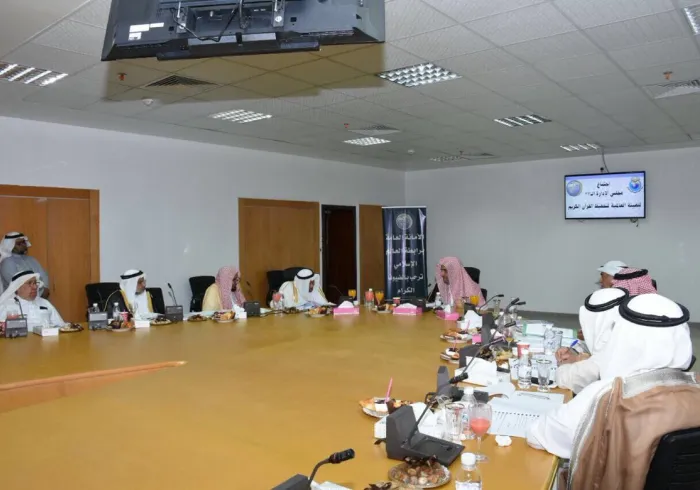 Le SG présidant la réunion du conseil d'administration de l'OMMSQ durant laquelle les moyens de servir le Saint Qour'an furent abordés.