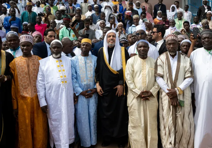 حفظِ قرآن کریم، مقابلے کا میدان، باعثِ شرف وسربلندی اور وقار کا تاج حاصل کرنے کا ذریعہ۔ جمہوریہ گنی بساؤ کے دار الحکومت میں واقع لینو کوریا اسٹیڈیم میں منعقدہ #رابطہ_عالم_اسلامی  کے مغربی افریقہ کے سب سے بڑے قرآنی مقابلے کے یادگار لمحات: