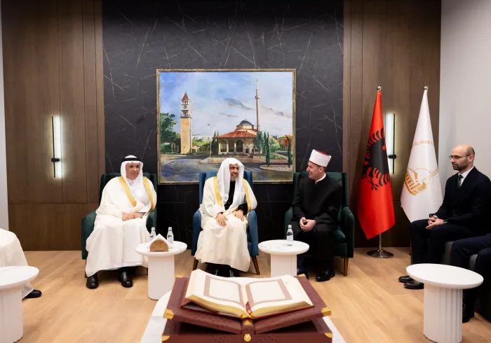 عید الفطر کی نماز کی امامت اور خطبہ کے بعد، سیکرٹری جنرل رابطہ اور چیئرمین  مسلم علماء کونسل عزت مآب شيخ ڈاکٹر محمد العیسی نے البانیہ کے دار الحکومت تیرانا میں اسلامی مشیخت کا دورہ کیا