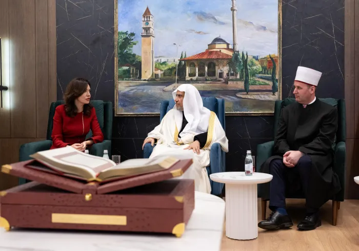 عید الفطر کی نماز کی امامت اور خطبہ کے بعد، سیکرٹری جنرل رابطہ اور چیئرمین  مسلم علماء کونسل عزت مآب شيخ ڈاکٹر محمد العیسی نے البانیہ  کے دار الحکومت تیرانا میں اسلامی مشیخت کے صدر دفتر میں، البانی پارلیمنٹ کی سربراہ سے ملاقات کی