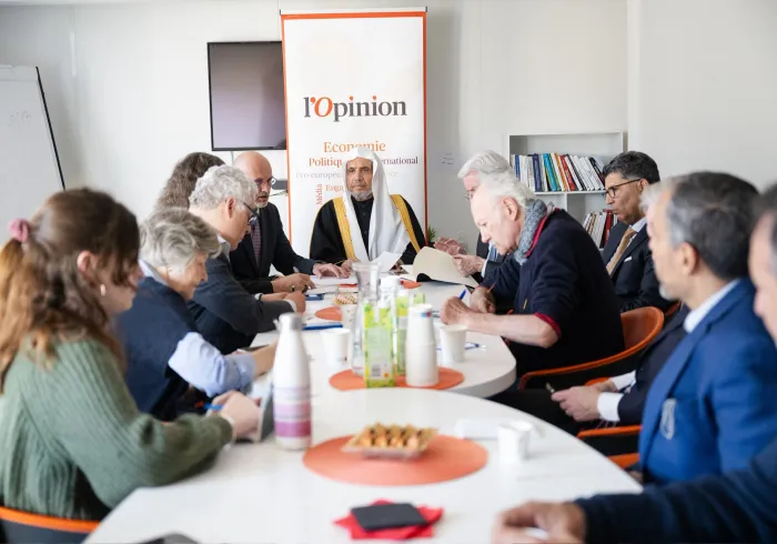 روزنامہ ”اوپینین“ نے فرانسیسی دارالحکومت پیرس میں اپنے صدر دفتر میں سیکرٹری جنرل رابطہ اور چیئرمین مسلم علماء کونسل عزت مآب شیخ ڈاکٹر محمد العیسی کی میزبانی میں ایک گول میز نشست منعقد کی، جس میں متعدد تحقیقی اداروں، سیاسی شخصیات اور رائے سازوں نے شرکت کی۔ نشست میں درج ذیل امور پر گفتگو ہوئی: