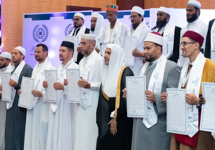 ہمارے نبی کریم ﷺ تک متصل سند کے ساتھ قرآن کریم کی اجازتوں کا شرف، ایسا عظیم اعزاز ہے جس پر رابطہ عالم اسلامی کو فخر حاصل ہے۔ رابطہ یہ فریضہ انجام دے رہا ہے کہ دنیا بھر میں امت کے بہترین حفاظ و حافظات تک یہ عظیم امانت پہنچائے۔