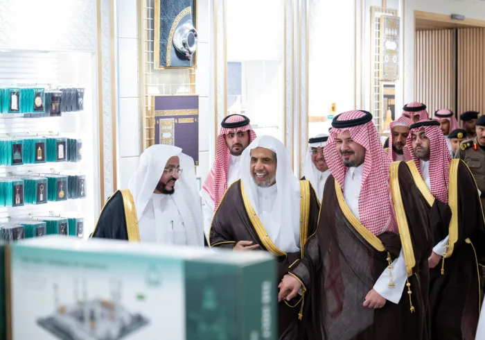 حرمِ نبوی شریف کے جوار میں واقع رابطہ عالم اسلامی کے زیر انتظام  سیرت نبوی میوزیم میں: مدینہ منورہ ریجن کے گورنر ،شہزادہ سلمان بن سلطان بن عبد العزیز  نے  بین الاقوامی سیرت نبوی میوزیم کے مرکزی دفتر کی جدید سہولیات کا افتتاح کیا