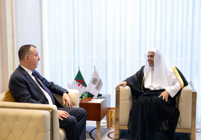 Yang Mulia Sekretaris Jenderal LMD, Ketua Organisasi Ulama Muslim, Syekh Dr. Mohammed Alissa , menerima kunjungan Yang Mulia Duta Besar Republik Demokratik Rakyat Aljazair untuk Kerajaan Arab Saudi